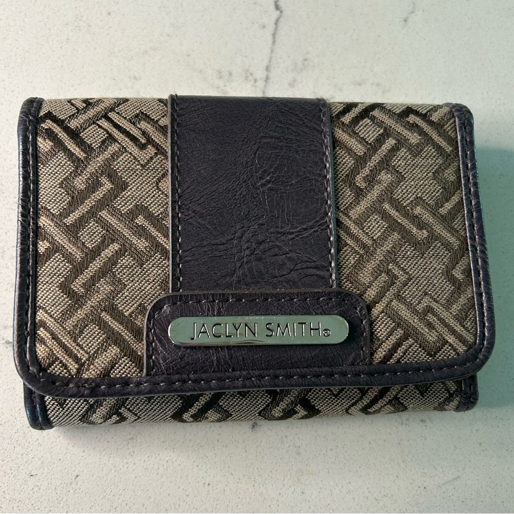 Jaclyn Smith small brown wallet in excellent condition.